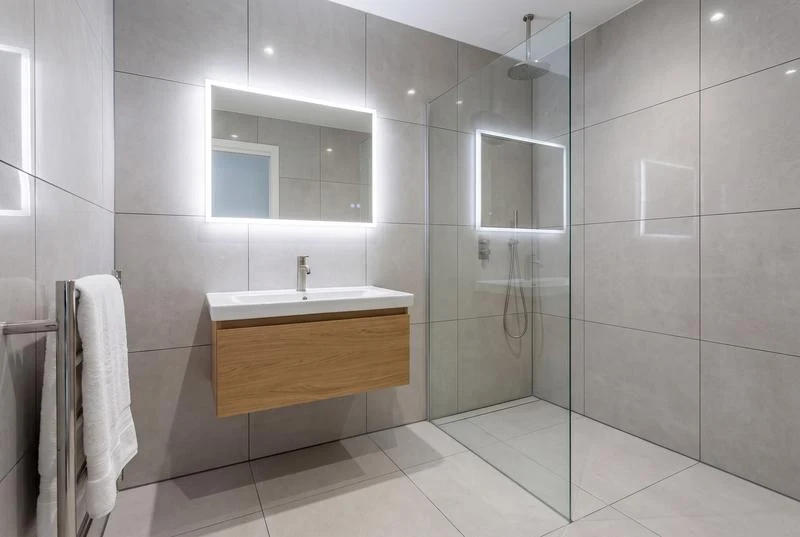 Tadilat sonrası yenilenmiş banyo: yeni fayans, vitrifiye ve armatürler